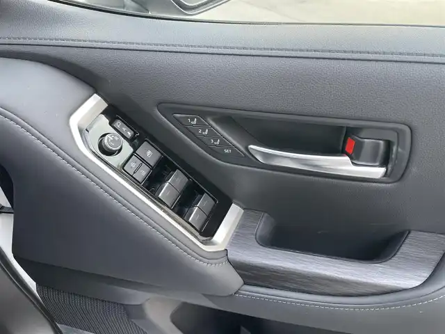 トヨタ ランドクルーザー GRスポーツ 栃木県 2023(令5)年 1万km プレシャスホワイトパール 寒冷地仕様/ルーフレール(ブラック)/クールボックス/チルト&スライド電動ムーンルーフ/リヤシートエンターテインメントシステム/JBLプレミアムサウンドシステム/12.3インチT-Connectナビゲーションシステム/・地デジ(フルセグ)/・Bluetooth/・Apple CarPlay/Android Auto/・Blu-ray/DVD/CD/SD/USB/ToyotaSafetySense/・プリクラッシュセーフティ(歩行者［昼夜］・自転車運転者［昼］/検知機能付衝突回避支援タイプ/ミリ波レーダー+単眼カメラ方式)/・レーントレーシングアシスト［LTA］/・レーンディパーチャーアラート（ヨーアシスト機能付）［LDA］ /・ドライバー異常時対応システム/・レーダークルーズコントロール(全車速追従機能付)/・ロードサインアシスト［RSA］/・アダプティブハイビームシステム［AHS］/・オートマチックハイビーム［AHB］/ブラインドスポットモニター(後方車両への接近警報・停車時警報機能付)［BSM］/パーキングサポートブレーキ(前後方静止物/後方接近車両/後方歩行者)/パノラミックビューモニター/マルチテレインモニター/電動デフロック(フロント・リア)/本革シート(GR専用ブラック)