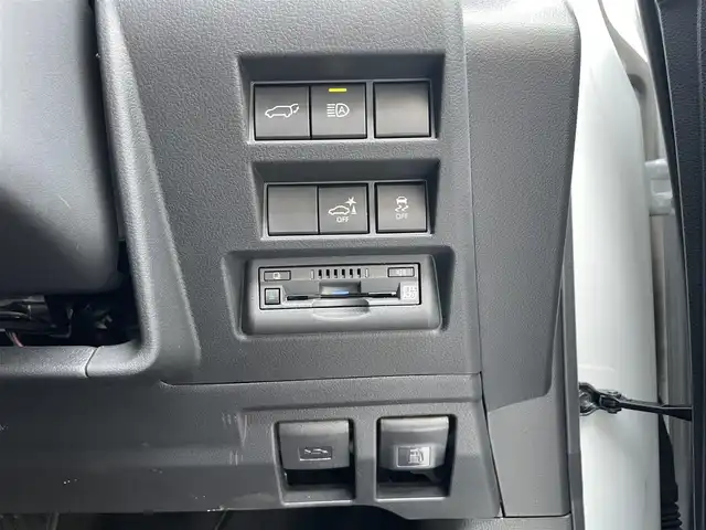 トヨタ ランドクルーザー GRスポーツ 栃木県 2023(令5)年 1万km プレシャスホワイトパール 寒冷地仕様/ルーフレール(ブラック)/クールボックス/チルト&スライド電動ムーンルーフ/リヤシートエンターテインメントシステム/JBLプレミアムサウンドシステム/12.3インチT-Connectナビゲーションシステム/・地デジ(フルセグ)/・Bluetooth/・Apple CarPlay/Android Auto/・Blu-ray/DVD/CD/SD/USB/ToyotaSafetySense/・プリクラッシュセーフティ(歩行者［昼夜］・自転車運転者［昼］/検知機能付衝突回避支援タイプ/ミリ波レーダー+単眼カメラ方式)/・レーントレーシングアシスト［LTA］/・レーンディパーチャーアラート（ヨーアシスト機能付）［LDA］ /・ドライバー異常時対応システム/・レーダークルーズコントロール(全車速追従機能付)/・ロードサインアシスト［RSA］/・アダプティブハイビームシステム［AHS］/・オートマチックハイビーム［AHB］/ブラインドスポットモニター(後方車両への接近警報・停車時警報機能付)［BSM］/パーキングサポートブレーキ(前後方静止物/後方接近車両/後方歩行者)/パノラミックビューモニター/マルチテレインモニター/電動デフロック(フロント・リア)/本革シート(GR専用ブラック)