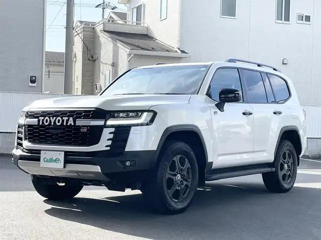 トヨタ ランドクルーザー GRスポーツ 栃木県 2023(令5)年 1万km プレシャスホワイトパール 寒冷地仕様/ルーフレール(ブラック)/クールボックス/チルト&スライド電動ムーンルーフ/リヤシートエンターテインメントシステム/JBLプレミアムサウンドシステム/12.3インチT-Connectナビゲーションシステム/・地デジ(フルセグ)/・Bluetooth/・Apple CarPlay/Android Auto/・Blu-ray/DVD/CD/SD/USB/ToyotaSafetySense/・プリクラッシュセーフティ(歩行者［昼夜］・自転車運転者［昼］/検知機能付衝突回避支援タイプ/ミリ波レーダー+単眼カメラ方式)/・レーントレーシングアシスト［LTA］/・レーンディパーチャーアラート（ヨーアシスト機能付）［LDA］ /・ドライバー異常時対応システム/・レーダークルーズコントロール(全車速追従機能付)/・ロードサインアシスト［RSA］/・アダプティブハイビームシステム［AHS］/・オートマチックハイビーム［AHB］/ブラインドスポットモニター(後方車両への接近警報・停車時警報機能付)［BSM］/パーキングサポートブレーキ(前後方静止物/後方接近車両/後方歩行者)/パノラミックビューモニター/マルチテレインモニター/電動デフロック(フロント・リア)/本革シート(GR専用ブラック)