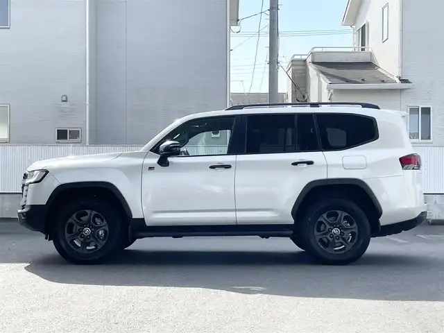 トヨタ ランドクルーザー GRスポーツ 栃木県 2023(令5)年 1万km プレシャスホワイトパール 寒冷地仕様/ルーフレール(ブラック)/クールボックス/チルト&スライド電動ムーンルーフ/リヤシートエンターテインメントシステム/JBLプレミアムサウンドシステム/12.3インチT-Connectナビゲーションシステム/・地デジ(フルセグ)/・Bluetooth/・Apple CarPlay/Android Auto/・Blu-ray/DVD/CD/SD/USB/ToyotaSafetySense/・プリクラッシュセーフティ(歩行者［昼夜］・自転車運転者［昼］/検知機能付衝突回避支援タイプ/ミリ波レーダー+単眼カメラ方式)/・レーントレーシングアシスト［LTA］/・レーンディパーチャーアラート（ヨーアシスト機能付）［LDA］ /・ドライバー異常時対応システム/・レーダークルーズコントロール(全車速追従機能付)/・ロードサインアシスト［RSA］/・アダプティブハイビームシステム［AHS］/・オートマチックハイビーム［AHB］/ブラインドスポットモニター(後方車両への接近警報・停車時警報機能付)［BSM］/パーキングサポートブレーキ(前後方静止物/後方接近車両/後方歩行者)/パノラミックビューモニター/マルチテレインモニター/電動デフロック(フロント・リア)/本革シート(GR専用ブラック)