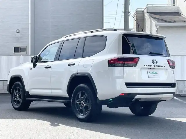 トヨタ ランドクルーザー GRスポーツ 栃木県 2023(令5)年 1万km プレシャスホワイトパール 寒冷地仕様/ルーフレール(ブラック)/クールボックス/チルト&スライド電動ムーンルーフ/リヤシートエンターテインメントシステム/JBLプレミアムサウンドシステム/12.3インチT-Connectナビゲーションシステム/・地デジ(フルセグ)/・Bluetooth/・Apple CarPlay/Android Auto/・Blu-ray/DVD/CD/SD/USB/ToyotaSafetySense/・プリクラッシュセーフティ(歩行者［昼夜］・自転車運転者［昼］/検知機能付衝突回避支援タイプ/ミリ波レーダー+単眼カメラ方式)/・レーントレーシングアシスト［LTA］/・レーンディパーチャーアラート（ヨーアシスト機能付）［LDA］ /・ドライバー異常時対応システム/・レーダークルーズコントロール(全車速追従機能付)/・ロードサインアシスト［RSA］/・アダプティブハイビームシステム［AHS］/・オートマチックハイビーム［AHB］/ブラインドスポットモニター(後方車両への接近警報・停車時警報機能付)［BSM］/パーキングサポートブレーキ(前後方静止物/後方接近車両/後方歩行者)/パノラミックビューモニター/マルチテレインモニター/電動デフロック(フロント・リア)/本革シート(GR専用ブラック)