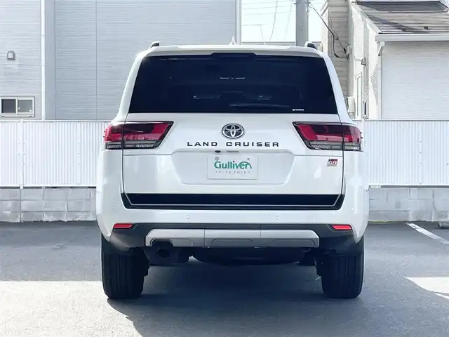 トヨタ ランドクルーザー GRスポーツ 栃木県 2023(令5)年 1万km プレシャスホワイトパール 寒冷地仕様/ルーフレール(ブラック)/クールボックス/チルト&スライド電動ムーンルーフ/リヤシートエンターテインメントシステム/JBLプレミアムサウンドシステム/12.3インチT-Connectナビゲーションシステム/・地デジ(フルセグ)/・Bluetooth/・Apple CarPlay/Android Auto/・Blu-ray/DVD/CD/SD/USB/ToyotaSafetySense/・プリクラッシュセーフティ(歩行者［昼夜］・自転車運転者［昼］/検知機能付衝突回避支援タイプ/ミリ波レーダー+単眼カメラ方式)/・レーントレーシングアシスト［LTA］/・レーンディパーチャーアラート（ヨーアシスト機能付）［LDA］ /・ドライバー異常時対応システム/・レーダークルーズコントロール(全車速追従機能付)/・ロードサインアシスト［RSA］/・アダプティブハイビームシステム［AHS］/・オートマチックハイビーム［AHB］/ブラインドスポットモニター(後方車両への接近警報・停車時警報機能付)［BSM］/パーキングサポートブレーキ(前後方静止物/後方接近車両/後方歩行者)/パノラミックビューモニター/マルチテレインモニター/電動デフロック(フロント・リア)/本革シート(GR専用ブラック)