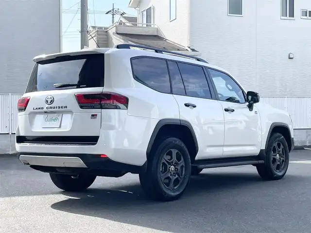 トヨタ ランドクルーザー GRスポーツ 栃木県 2023(令5)年 1万km プレシャスホワイトパール 寒冷地仕様/ルーフレール(ブラック)/クールボックス/チルト&スライド電動ムーンルーフ/リヤシートエンターテインメントシステム/JBLプレミアムサウンドシステム/12.3インチT-Connectナビゲーションシステム/・地デジ(フルセグ)/・Bluetooth/・Apple CarPlay/Android Auto/・Blu-ray/DVD/CD/SD/USB/ToyotaSafetySense/・プリクラッシュセーフティ(歩行者［昼夜］・自転車運転者［昼］/検知機能付衝突回避支援タイプ/ミリ波レーダー+単眼カメラ方式)/・レーントレーシングアシスト［LTA］/・レーンディパーチャーアラート（ヨーアシスト機能付）［LDA］ /・ドライバー異常時対応システム/・レーダークルーズコントロール(全車速追従機能付)/・ロードサインアシスト［RSA］/・アダプティブハイビームシステム［AHS］/・オートマチックハイビーム［AHB］/ブラインドスポットモニター(後方車両への接近警報・停車時警報機能付)［BSM］/パーキングサポートブレーキ(前後方静止物/後方接近車両/後方歩行者)/パノラミックビューモニター/マルチテレインモニター/電動デフロック(フロント・リア)/本革シート(GR専用ブラック)