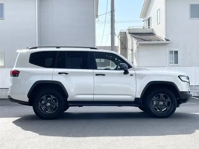 トヨタ ランドクルーザー GRスポーツ 栃木県 2023(令5)年 1万km プレシャスホワイトパール 寒冷地仕様/ルーフレール(ブラック)/クールボックス/チルト&スライド電動ムーンルーフ/リヤシートエンターテインメントシステム/JBLプレミアムサウンドシステム/12.3インチT-Connectナビゲーションシステム/・地デジ(フルセグ)/・Bluetooth/・Apple CarPlay/Android Auto/・Blu-ray/DVD/CD/SD/USB/ToyotaSafetySense/・プリクラッシュセーフティ(歩行者［昼夜］・自転車運転者［昼］/検知機能付衝突回避支援タイプ/ミリ波レーダー+単眼カメラ方式)/・レーントレーシングアシスト［LTA］/・レーンディパーチャーアラート（ヨーアシスト機能付）［LDA］ /・ドライバー異常時対応システム/・レーダークルーズコントロール(全車速追従機能付)/・ロードサインアシスト［RSA］/・アダプティブハイビームシステム［AHS］/・オートマチックハイビーム［AHB］/ブラインドスポットモニター(後方車両への接近警報・停車時警報機能付)［BSM］/パーキングサポートブレーキ(前後方静止物/後方接近車両/後方歩行者)/パノラミックビューモニター/マルチテレインモニター/電動デフロック(フロント・リア)/本革シート(GR専用ブラック)