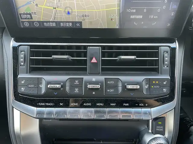 トヨタ ランドクルーザー GRスポーツ 栃木県 2023(令5)年 1万km プレシャスホワイトパール 寒冷地仕様/ルーフレール(ブラック)/クールボックス/チルト&スライド電動ムーンルーフ/リヤシートエンターテインメントシステム/JBLプレミアムサウンドシステム/12.3インチT-Connectナビゲーションシステム/・地デジ(フルセグ)/・Bluetooth/・Apple CarPlay/Android Auto/・Blu-ray/DVD/CD/SD/USB/ToyotaSafetySense/・プリクラッシュセーフティ(歩行者［昼夜］・自転車運転者［昼］/検知機能付衝突回避支援タイプ/ミリ波レーダー+単眼カメラ方式)/・レーントレーシングアシスト［LTA］/・レーンディパーチャーアラート（ヨーアシスト機能付）［LDA］ /・ドライバー異常時対応システム/・レーダークルーズコントロール(全車速追従機能付)/・ロードサインアシスト［RSA］/・アダプティブハイビームシステム［AHS］/・オートマチックハイビーム［AHB］/ブラインドスポットモニター(後方車両への接近警報・停車時警報機能付)［BSM］/パーキングサポートブレーキ(前後方静止物/後方接近車両/後方歩行者)/パノラミックビューモニター/マルチテレインモニター/電動デフロック(フロント・リア)/本革シート(GR専用ブラック)