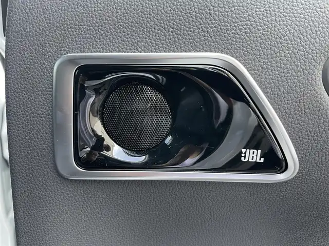 トヨタ ランドクルーザー GRスポーツ 栃木県 2023(令5)年 1万km プレシャスホワイトパール 寒冷地仕様/ルーフレール(ブラック)/クールボックス/チルト&スライド電動ムーンルーフ/リヤシートエンターテインメントシステム/JBLプレミアムサウンドシステム/12.3インチT-Connectナビゲーションシステム/・地デジ(フルセグ)/・Bluetooth/・Apple CarPlay/Android Auto/・Blu-ray/DVD/CD/SD/USB/ToyotaSafetySense/・プリクラッシュセーフティ(歩行者［昼夜］・自転車運転者［昼］/検知機能付衝突回避支援タイプ/ミリ波レーダー+単眼カメラ方式)/・レーントレーシングアシスト［LTA］/・レーンディパーチャーアラート（ヨーアシスト機能付）［LDA］ /・ドライバー異常時対応システム/・レーダークルーズコントロール(全車速追従機能付)/・ロードサインアシスト［RSA］/・アダプティブハイビームシステム［AHS］/・オートマチックハイビーム［AHB］/ブラインドスポットモニター(後方車両への接近警報・停車時警報機能付)［BSM］/パーキングサポートブレーキ(前後方静止物/後方接近車両/後方歩行者)/パノラミックビューモニター/マルチテレインモニター/電動デフロック(フロント・リア)/本革シート(GR専用ブラック)