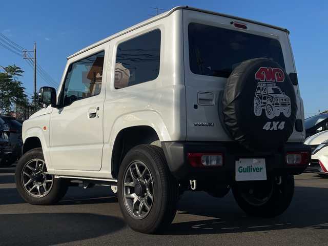 スズキ ジムニー XC 山口県 2023(令5)年 0.7万km ピュアホワイトP スズキセーフティサポート/（衝突被害軽減ブレーキ、誤発進抑制機能、車線逸脱抑制機能、リヤクロストラフィックアラートーフティサポート）/４WD/社外メモリナビ（CN-HO2WD）/（AM/FM/CD/DVD/Bluetooth/フルセグTV）/バックカメラ/クルーズコントロール/シートヒーター（D/N）/背面タイヤ/純正フロアマット/純正アルミホイール/レーダー探知機/運転席タブレットホルダー/助手席ドリンクホルダー/ライトウォッシャー/ドライブレコーダー（HDR002）/ETC/LEDヘッドライト/フォグランプ/スマートキー/アイドリングストップ