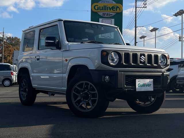 スズキ ジムニー XC 山口県 2023(令5)年 0.7万km ピュアホワイトP スズキセーフティサポート/（衝突被害軽減ブレーキ、誤発進抑制機能、車線逸脱抑制機能、リヤクロストラフィックアラートーフティサポート）/４WD/社外メモリナビ（CN-HO2WD）/（AM/FM/CD/DVD/Bluetooth/フルセグTV）/バックカメラ/クルーズコントロール/シートヒーター（D/N）/背面タイヤ/純正フロアマット/純正アルミホイール/レーダー探知機/運転席タブレットホルダー/助手席ドリンクホルダー/ライトウォッシャー/ドライブレコーダー（HDR002）/ETC/LEDヘッドライト/フォグランプ/スマートキー/アイドリングストップ