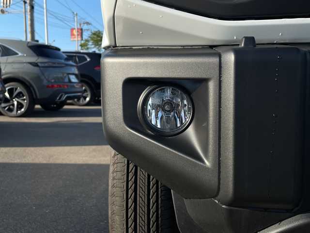 スズキ ジムニー XC 山口県 2023(令5)年 0.7万km ピュアホワイトP スズキセーフティサポート/（衝突被害軽減ブレーキ、誤発進抑制機能、車線逸脱抑制機能、リヤクロストラフィックアラートーフティサポート）/４WD/社外メモリナビ（CN-HO2WD）/（AM/FM/CD/DVD/Bluetooth/フルセグTV）/バックカメラ/クルーズコントロール/シートヒーター（D/N）/背面タイヤ/純正フロアマット/純正アルミホイール/レーダー探知機/運転席タブレットホルダー/助手席ドリンクホルダー/ライトウォッシャー/ドライブレコーダー（HDR002）/ETC/LEDヘッドライト/フォグランプ/スマートキー/アイドリングストップ