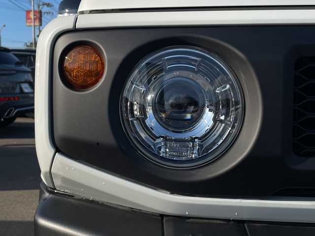 スズキ ジムニー XC 山口県 2023(令5)年 0.7万km ピュアホワイトP スズキセーフティサポート/（衝突被害軽減ブレーキ、誤発進抑制機能、車線逸脱抑制機能、リヤクロストラフィックアラートーフティサポート）/４WD/社外メモリナビ（CN-HO2WD）/（AM/FM/CD/DVD/Bluetooth/フルセグTV）/バックカメラ/クルーズコントロール/シートヒーター（D/N）/背面タイヤ/純正フロアマット/純正アルミホイール/レーダー探知機/運転席タブレットホルダー/助手席ドリンクホルダー/ライトウォッシャー/ドライブレコーダー（HDR002）/ETC/LEDヘッドライト/フォグランプ/スマートキー/アイドリングストップ