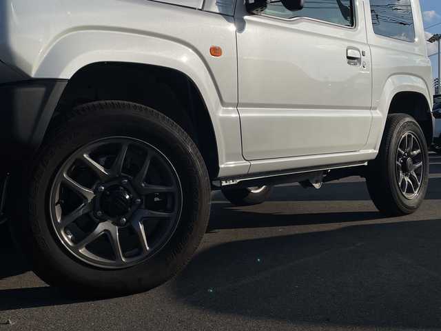 スズキ ジムニー XC 山口県 2023(令5)年 0.7万km ピュアホワイトP スズキセーフティサポート/（衝突被害軽減ブレーキ、誤発進抑制機能、車線逸脱抑制機能、リヤクロストラフィックアラートーフティサポート）/４WD/社外メモリナビ（CN-HO2WD）/（AM/FM/CD/DVD/Bluetooth/フルセグTV）/バックカメラ/クルーズコントロール/シートヒーター（D/N）/背面タイヤ/純正フロアマット/純正アルミホイール/レーダー探知機/運転席タブレットホルダー/助手席ドリンクホルダー/ライトウォッシャー/ドライブレコーダー（HDR002）/ETC/LEDヘッドライト/フォグランプ/スマートキー/アイドリングストップ