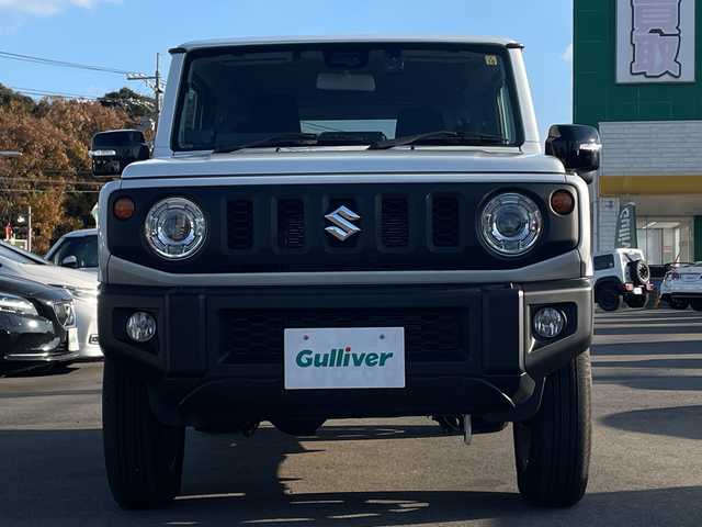 スズキ ジムニー XC 山口県 2023(令5)年 0.7万km ピュアホワイトP スズキセーフティサポート/（衝突被害軽減ブレーキ、誤発進抑制機能、車線逸脱抑制機能、リヤクロストラフィックアラートーフティサポート）/４WD/社外メモリナビ（CN-HO2WD）/（AM/FM/CD/DVD/Bluetooth/フルセグTV）/バックカメラ/クルーズコントロール/シートヒーター（D/N）/背面タイヤ/純正フロアマット/純正アルミホイール/レーダー探知機/運転席タブレットホルダー/助手席ドリンクホルダー/ライトウォッシャー/ドライブレコーダー（HDR002）/ETC/LEDヘッドライト/フォグランプ/スマートキー/アイドリングストップ