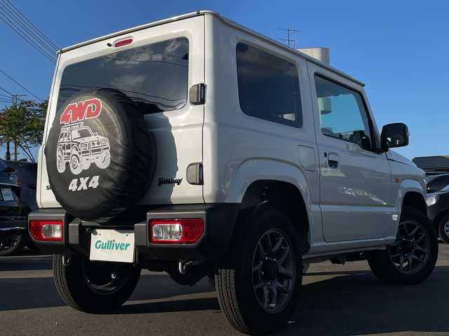 スズキ ジムニー XC 山口県 2023(令5)年 0.7万km ピュアホワイトP スズキセーフティサポート/（衝突被害軽減ブレーキ、誤発進抑制機能、車線逸脱抑制機能、リヤクロストラフィックアラートーフティサポート）/４WD/社外メモリナビ（CN-HO2WD）/（AM/FM/CD/DVD/Bluetooth/フルセグTV）/バックカメラ/クルーズコントロール/シートヒーター（D/N）/背面タイヤ/純正フロアマット/純正アルミホイール/レーダー探知機/運転席タブレットホルダー/助手席ドリンクホルダー/ライトウォッシャー/ドライブレコーダー（HDR002）/ETC/LEDヘッドライト/フォグランプ/スマートキー/アイドリングストップ