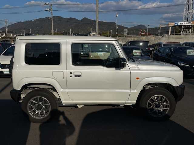 スズキ ジムニー XC 山口県 2023(令5)年 0.7万km ピュアホワイトP スズキセーフティサポート/（衝突被害軽減ブレーキ、誤発進抑制機能、車線逸脱抑制機能、リヤクロストラフィックアラートーフティサポート）/４WD/社外メモリナビ（CN-HO2WD）/（AM/FM/CD/DVD/Bluetooth/フルセグTV）/バックカメラ/クルーズコントロール/シートヒーター（D/N）/背面タイヤ/純正フロアマット/純正アルミホイール/レーダー探知機/運転席タブレットホルダー/助手席ドリンクホルダー/ライトウォッシャー/ドライブレコーダー（HDR002）/ETC/LEDヘッドライト/フォグランプ/スマートキー/アイドリングストップ