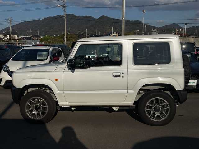 スズキ ジムニー XC 山口県 2023(令5)年 0.7万km ピュアホワイトP スズキセーフティサポート/（衝突被害軽減ブレーキ、誤発進抑制機能、車線逸脱抑制機能、リヤクロストラフィックアラートーフティサポート）/４WD/社外メモリナビ（CN-HO2WD）/（AM/FM/CD/DVD/Bluetooth/フルセグTV）/バックカメラ/クルーズコントロール/シートヒーター（D/N）/背面タイヤ/純正フロアマット/純正アルミホイール/レーダー探知機/運転席タブレットホルダー/助手席ドリンクホルダー/ライトウォッシャー/ドライブレコーダー（HDR002）/ETC/LEDヘッドライト/フォグランプ/スマートキー/アイドリングストップ