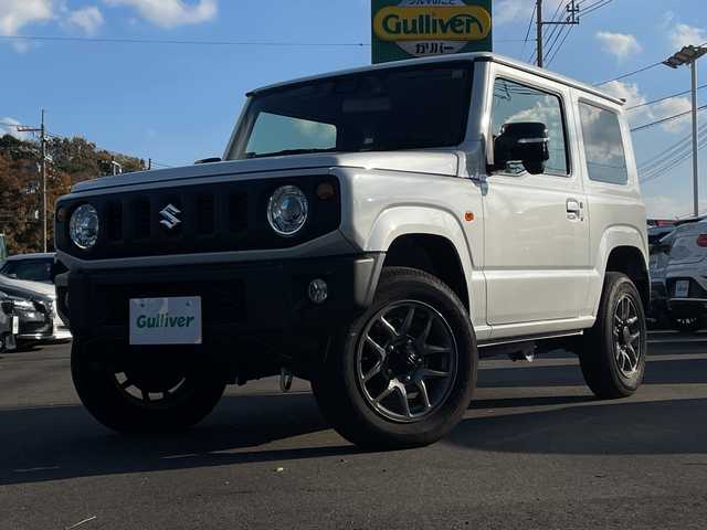 スズキ ジムニー XC 山口県 2023(令5)年 0.7万km ピュアホワイトP スズキセーフティサポート/（衝突被害軽減ブレーキ、誤発進抑制機能、車線逸脱抑制機能、リヤクロストラフィックアラートーフティサポート）/４WD/社外メモリナビ（CN-HO2WD）/（AM/FM/CD/DVD/Bluetooth/フルセグTV）/バックカメラ/クルーズコントロール/シートヒーター（D/N）/背面タイヤ/純正フロアマット/純正アルミホイール/レーダー探知機/運転席タブレットホルダー/助手席ドリンクホルダー/ライトウォッシャー/ドライブレコーダー（HDR002）/ETC/LEDヘッドライト/フォグランプ/スマートキー/アイドリングストップ