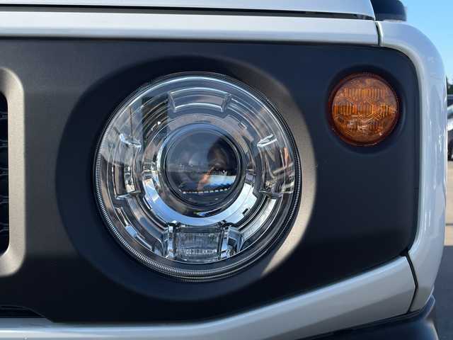 スズキ ジムニー XC 山口県 2023(令5)年 0.7万km ピュアホワイトP スズキセーフティサポート/（衝突被害軽減ブレーキ、誤発進抑制機能、車線逸脱抑制機能、リヤクロストラフィックアラートーフティサポート）/４WD/社外メモリナビ（CN-HO2WD）/（AM/FM/CD/DVD/Bluetooth/フルセグTV）/バックカメラ/クルーズコントロール/シートヒーター（D/N）/背面タイヤ/純正フロアマット/純正アルミホイール/レーダー探知機/運転席タブレットホルダー/助手席ドリンクホルダー/ライトウォッシャー/ドライブレコーダー（HDR002）/ETC/LEDヘッドライト/フォグランプ/スマートキー/アイドリングストップ