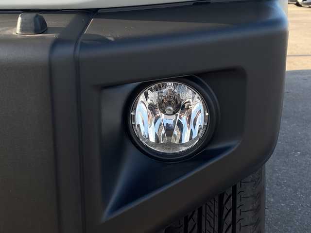 スズキ ジムニー XC 山口県 2023(令5)年 0.7万km ピュアホワイトP スズキセーフティサポート/（衝突被害軽減ブレーキ、誤発進抑制機能、車線逸脱抑制機能、リヤクロストラフィックアラートーフティサポート）/４WD/社外メモリナビ（CN-HO2WD）/（AM/FM/CD/DVD/Bluetooth/フルセグTV）/バックカメラ/クルーズコントロール/シートヒーター（D/N）/背面タイヤ/純正フロアマット/純正アルミホイール/レーダー探知機/運転席タブレットホルダー/助手席ドリンクホルダー/ライトウォッシャー/ドライブレコーダー（HDR002）/ETC/LEDヘッドライト/フォグランプ/スマートキー/アイドリングストップ