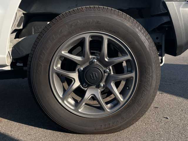 スズキ ジムニー XC 山口県 2023(令5)年 0.7万km ピュアホワイトP スズキセーフティサポート/（衝突被害軽減ブレーキ、誤発進抑制機能、車線逸脱抑制機能、リヤクロストラフィックアラートーフティサポート）/４WD/社外メモリナビ（CN-HO2WD）/（AM/FM/CD/DVD/Bluetooth/フルセグTV）/バックカメラ/クルーズコントロール/シートヒーター（D/N）/背面タイヤ/純正フロアマット/純正アルミホイール/レーダー探知機/運転席タブレットホルダー/助手席ドリンクホルダー/ライトウォッシャー/ドライブレコーダー（HDR002）/ETC/LEDヘッドライト/フォグランプ/スマートキー/アイドリングストップ
