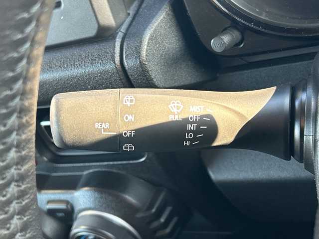 スズキ ジムニー XC 山口県 2023(令5)年 0.7万km ピュアホワイトP スズキセーフティサポート/（衝突被害軽減ブレーキ、誤発進抑制機能、車線逸脱抑制機能、リヤクロストラフィックアラートーフティサポート）/４WD/社外メモリナビ（CN-HO2WD）/（AM/FM/CD/DVD/Bluetooth/フルセグTV）/バックカメラ/クルーズコントロール/シートヒーター（D/N）/背面タイヤ/純正フロアマット/純正アルミホイール/レーダー探知機/運転席タブレットホルダー/助手席ドリンクホルダー/ライトウォッシャー/ドライブレコーダー（HDR002）/ETC/LEDヘッドライト/フォグランプ/スマートキー/アイドリングストップ