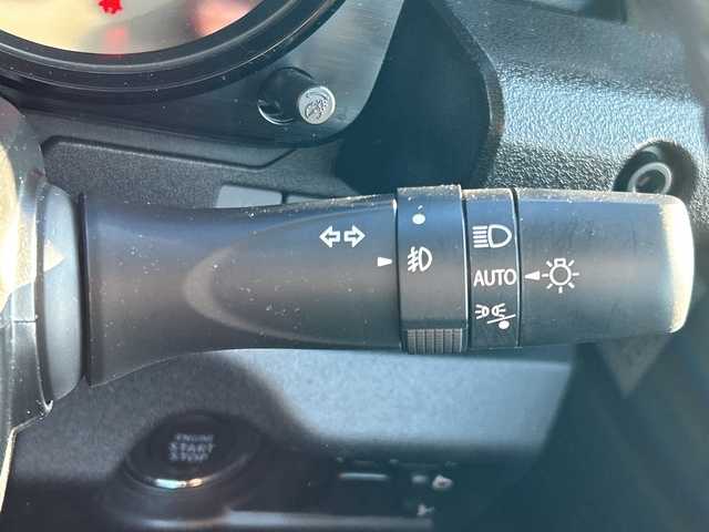 スズキ ジムニー XC 山口県 2023(令5)年 0.7万km ピュアホワイトP スズキセーフティサポート/（衝突被害軽減ブレーキ、誤発進抑制機能、車線逸脱抑制機能、リヤクロストラフィックアラートーフティサポート）/４WD/社外メモリナビ（CN-HO2WD）/（AM/FM/CD/DVD/Bluetooth/フルセグTV）/バックカメラ/クルーズコントロール/シートヒーター（D/N）/背面タイヤ/純正フロアマット/純正アルミホイール/レーダー探知機/運転席タブレットホルダー/助手席ドリンクホルダー/ライトウォッシャー/ドライブレコーダー（HDR002）/ETC/LEDヘッドライト/フォグランプ/スマートキー/アイドリングストップ