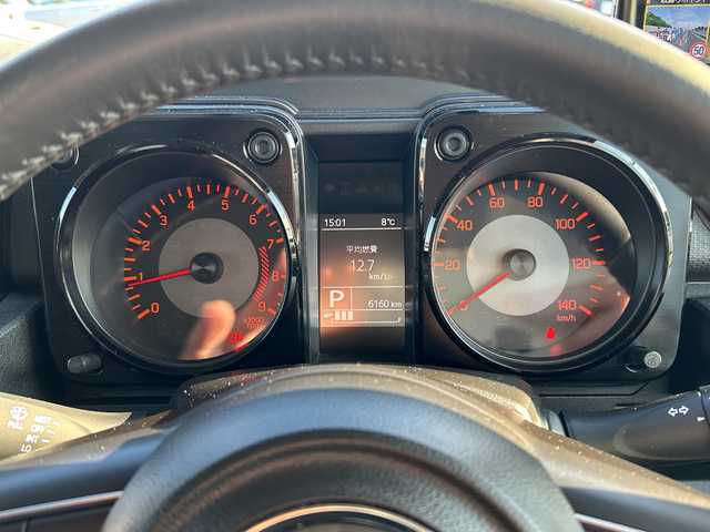 スズキ ジムニー XC 山口県 2023(令5)年 0.7万km ピュアホワイトP スズキセーフティサポート/（衝突被害軽減ブレーキ、誤発進抑制機能、車線逸脱抑制機能、リヤクロストラフィックアラートーフティサポート）/４WD/社外メモリナビ（CN-HO2WD）/（AM/FM/CD/DVD/Bluetooth/フルセグTV）/バックカメラ/クルーズコントロール/シートヒーター（D/N）/背面タイヤ/純正フロアマット/純正アルミホイール/レーダー探知機/運転席タブレットホルダー/助手席ドリンクホルダー/ライトウォッシャー/ドライブレコーダー（HDR002）/ETC/LEDヘッドライト/フォグランプ/スマートキー/アイドリングストップ