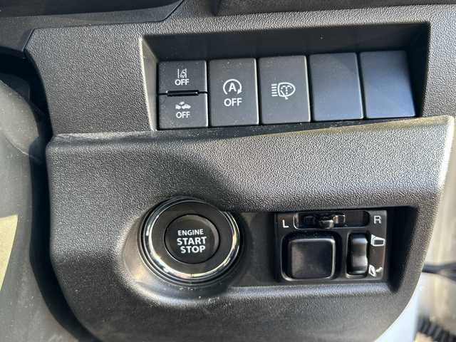 スズキ ジムニー XC 山口県 2023(令5)年 0.7万km ピュアホワイトP スズキセーフティサポート/（衝突被害軽減ブレーキ、誤発進抑制機能、車線逸脱抑制機能、リヤクロストラフィックアラートーフティサポート）/４WD/社外メモリナビ（CN-HO2WD）/（AM/FM/CD/DVD/Bluetooth/フルセグTV）/バックカメラ/クルーズコントロール/シートヒーター（D/N）/背面タイヤ/純正フロアマット/純正アルミホイール/レーダー探知機/運転席タブレットホルダー/助手席ドリンクホルダー/ライトウォッシャー/ドライブレコーダー（HDR002）/ETC/LEDヘッドライト/フォグランプ/スマートキー/アイドリングストップ