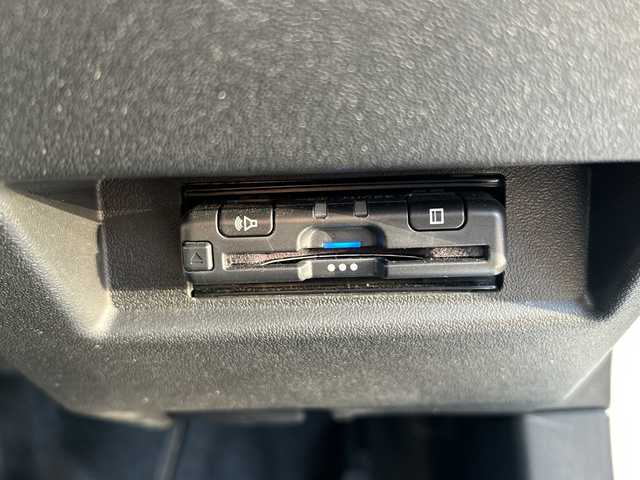 スズキ ジムニー XC 山口県 2023(令5)年 0.7万km ピュアホワイトP スズキセーフティサポート/（衝突被害軽減ブレーキ、誤発進抑制機能、車線逸脱抑制機能、リヤクロストラフィックアラートーフティサポート）/４WD/社外メモリナビ（CN-HO2WD）/（AM/FM/CD/DVD/Bluetooth/フルセグTV）/バックカメラ/クルーズコントロール/シートヒーター（D/N）/背面タイヤ/純正フロアマット/純正アルミホイール/レーダー探知機/運転席タブレットホルダー/助手席ドリンクホルダー/ライトウォッシャー/ドライブレコーダー（HDR002）/ETC/LEDヘッドライト/フォグランプ/スマートキー/アイドリングストップ