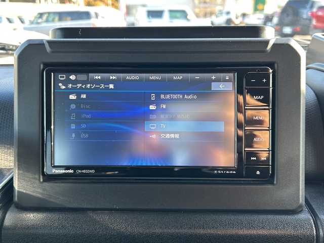 スズキ ジムニー XC 山口県 2023(令5)年 0.7万km ピュアホワイトP スズキセーフティサポート/（衝突被害軽減ブレーキ、誤発進抑制機能、車線逸脱抑制機能、リヤクロストラフィックアラートーフティサポート）/４WD/社外メモリナビ（CN-HO2WD）/（AM/FM/CD/DVD/Bluetooth/フルセグTV）/バックカメラ/クルーズコントロール/シートヒーター（D/N）/背面タイヤ/純正フロアマット/純正アルミホイール/レーダー探知機/運転席タブレットホルダー/助手席ドリンクホルダー/ライトウォッシャー/ドライブレコーダー（HDR002）/ETC/LEDヘッドライト/フォグランプ/スマートキー/アイドリングストップ