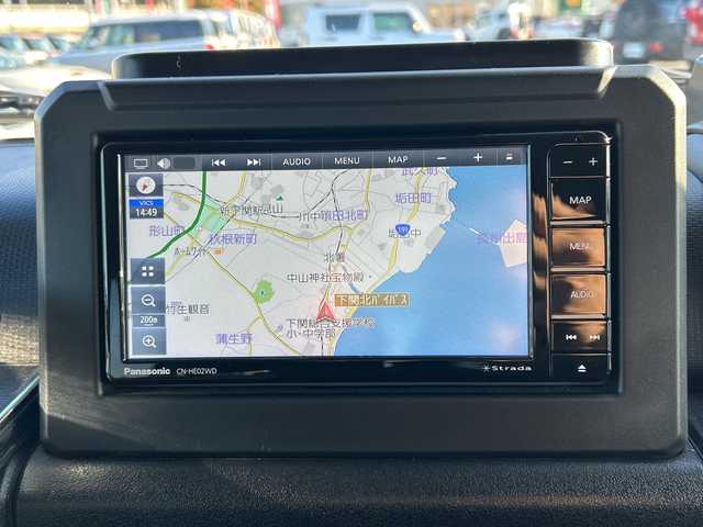 スズキ ジムニー XC 山口県 2023(令5)年 0.7万km ピュアホワイトP スズキセーフティサポート/（衝突被害軽減ブレーキ、誤発進抑制機能、車線逸脱抑制機能、リヤクロストラフィックアラートーフティサポート）/４WD/社外メモリナビ（CN-HO2WD）/（AM/FM/CD/DVD/Bluetooth/フルセグTV）/バックカメラ/クルーズコントロール/シートヒーター（D/N）/背面タイヤ/純正フロアマット/純正アルミホイール/レーダー探知機/運転席タブレットホルダー/助手席ドリンクホルダー/ライトウォッシャー/ドライブレコーダー（HDR002）/ETC/LEDヘッドライト/フォグランプ/スマートキー/アイドリングストップ