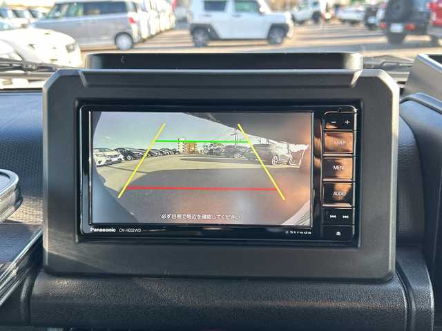 スズキ ジムニー XC 山口県 2023(令5)年 0.7万km ピュアホワイトP スズキセーフティサポート/（衝突被害軽減ブレーキ、誤発進抑制機能、車線逸脱抑制機能、リヤクロストラフィックアラートーフティサポート）/４WD/社外メモリナビ（CN-HO2WD）/（AM/FM/CD/DVD/Bluetooth/フルセグTV）/バックカメラ/クルーズコントロール/シートヒーター（D/N）/背面タイヤ/純正フロアマット/純正アルミホイール/レーダー探知機/運転席タブレットホルダー/助手席ドリンクホルダー/ライトウォッシャー/ドライブレコーダー（HDR002）/ETC/LEDヘッドライト/フォグランプ/スマートキー/アイドリングストップ