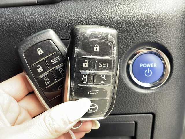 トヨタ アルファードハイブリット SR Cパッケージ 大阪府 2022(令4)年 4.8万km ホワイトパールクリスタルシャイン JBLサウンド/純正10.5インチナビ/【フルセグTV/Bluetooth/USB/FM/AM/HDMI】/純正12.1インチ後席モニター/ツインムーンルーフ/3眼LEDヘッドライト/パノラマミックビューモニター/パワーバックドア/BSM/AC100V/ステアリングヒーター/両側パワースライドドア/黒革シート/D/N席シートヒーター/D/N席シートベンチレーション/D/N席パワーシート/シートメモリー/後席オットマン/後席サンシェード/ビルトインETC2.0/トヨタセーフティセンス/・プリクラッシュセーフティー/・レーダークルーズコントロール/・レーンディパーチャーアラート/・ロードサインアシスト/・オートマチックハイビーム/純正17インチAW/スマートキー/スペアキー/プッシュスタート/