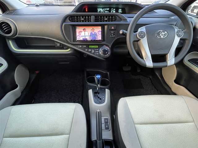 トヨタ アクア S 岡山県 2014(平26)年 11.9万km スーパーレッドⅤ 登録時走行距離118568km/社外ナビ/地デジTV（AM/FM/CD/DVD/Bluetooth)/バックカメラ/ETC/アイドリングストップ/USB入力端子/純正フロアマット/オートライト/横滑り防止装置/ドアバイザー/プッシュスタート/スマートキー/ウィンカーミラー/電動格納ミラー