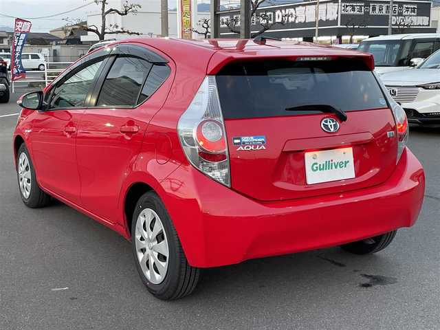 トヨタ アクア S 岡山県 2014(平26)年 11.9万km スーパーレッドⅤ 登録時走行距離118568km/社外ナビ/地デジTV（AM/FM/CD/DVD/Bluetooth)/バックカメラ/ETC/アイドリングストップ/USB入力端子/純正フロアマット/オートライト/横滑り防止装置/ドアバイザー/プッシュスタート/スマートキー/ウィンカーミラー/電動格納ミラー