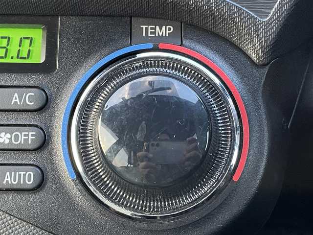 トヨタ アクア S 岡山県 2014(平26)年 11.9万km スーパーレッドⅤ 登録時走行距離118568km/社外ナビ/地デジTV（AM/FM/CD/DVD/Bluetooth)/バックカメラ/ETC/アイドリングストップ/USB入力端子/純正フロアマット/オートライト/横滑り防止装置/ドアバイザー/プッシュスタート/スマートキー/ウィンカーミラー/電動格納ミラー