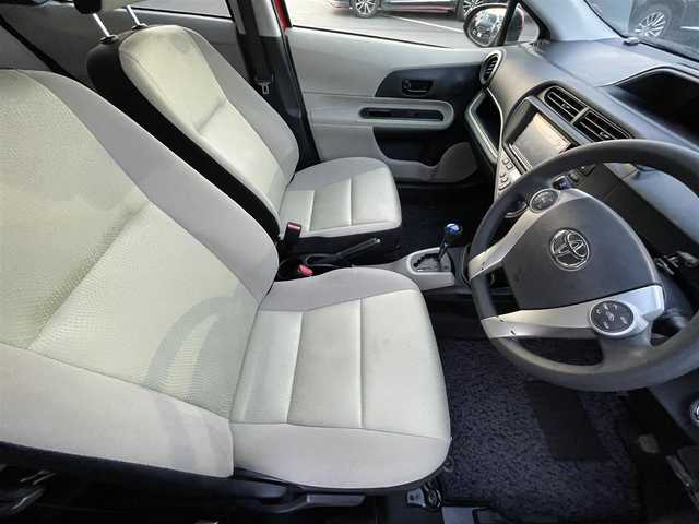 トヨタ アクア S 岡山県 2014(平26)年 11.9万km スーパーレッドⅤ 登録時走行距離118568km/社外ナビ/地デジTV（AM/FM/CD/DVD/Bluetooth)/バックカメラ/ETC/アイドリングストップ/USB入力端子/純正フロアマット/オートライト/横滑り防止装置/ドアバイザー/プッシュスタート/スマートキー/ウィンカーミラー/電動格納ミラー