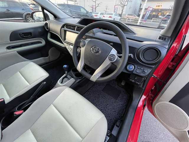 トヨタ アクア S 岡山県 2014(平26)年 11.9万km スーパーレッドⅤ 登録時走行距離118568km/社外ナビ/地デジTV（AM/FM/CD/DVD/Bluetooth)/バックカメラ/ETC/アイドリングストップ/USB入力端子/純正フロアマット/オートライト/横滑り防止装置/ドアバイザー/プッシュスタート/スマートキー/ウィンカーミラー/電動格納ミラー