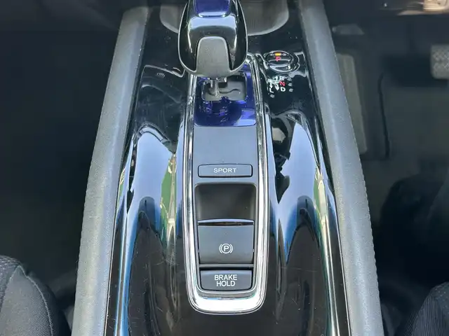 ホンダ ヴェゼル ハイブリッド X ホンダセンシング 福岡県 2016(平28)年 3.1万km ホワイトオーキッドパール ＳＤナビ　/バックカメラ　/クルコン　/衝突軽減　/パドルシフト　/ＥＴＣ　/ＬＥＤヘッドライト　/純正フロアマット　/ブレーキホールド　/電格ミラー　/純正１６ＡＷ　/禁煙車　/ＭＴモード付　/オートライト　/スペアキー