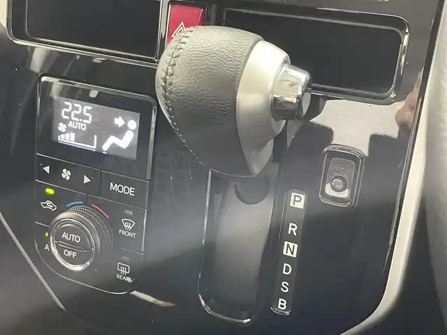 トヨタ タンク カスタムG S 滋賀県 2017(平29)年 2.2万km ブラックマイカ/マゼンダベリーメタリック 禁煙車/純正SDナビ/・NSCD-W66/・Bluetooth/CD/地デジTV/バックカメラ/両側自動スライドドア/LEDヘッドライト/革巻きステアリング/レーンキープ/クルーズコントロール/横滑り防止/アイドリングストップ/純正１４AW/ウィンカーミラー/プッシュスタート/スマートキー