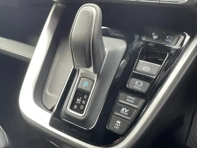 トヨタ ヴォクシー ハイブリッド S－Z 愛知県 2022(令4)年 4.7万km アティチュードブラックマイカ ワンオーナー/快適利便パッケージHigh/・ハンズフリーデュアルパワースライドドア/・パワーバックドア/・ナノイーX/・ステアリングヒーター/・キャプテンシート/ドライビングサポートパッケージ/・デジタルインナーミラー/・ヘッドアップディスプレイ/BSM・SEA・FCTA・LCA・トヨタチームメイト 寒冷地仕様/トヨタセーフティセンス/・プリクラッシュセーフティーシステム/・レーントレーシングアシスト/・レーダークルーズコントロール/・アダプティブハイビーム/・ロードサインアシスト/・発進遅れ告知機能/アドバンストドライブ/10.5インチディスプレイオーディオ+ナビ/フルセグTV+CD＋DVDデッキ/HDMI/14型有機EL後席ディスプレイ/ETC2.0/三眼LEDヘッドライト+AHB/オートライト/フォグランプ/スペアタイヤ/TRD GRスポーツサドバイザー/AC100Vコンセント/純正フロアマット/保証書/取扱説明書