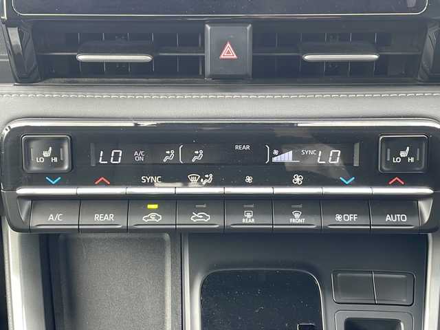 トヨタ ノア ハイブリッド S－Z 三重県 2022(令4)年 4万km グリッターブラックガラスフレーク プッシュスタート/100V充電/オートライト/オートマチックハイビーム/横滑り防止/レーダークルーズコントロール/レーンキープアシスト/ブラインドスポットモニター/コーナーセンサー/衝突軽減ブレーキ/ハンドル支援/ビルトインETC/ステアリングスイッチ/革巻きステアリング/シートヒーター(前席)/前後ドライブレコーダー/ウォークスルー/純正フロアマット/リヤサンシェード/電動パーキング/USB入力端子/スペアキー/純正マルチメディア(AM/FM/CD/TV/BT/USB)/フルセグTV/バックカメラ/HDMI/両側パワースライドドア/電動格納ミラー/禁煙車