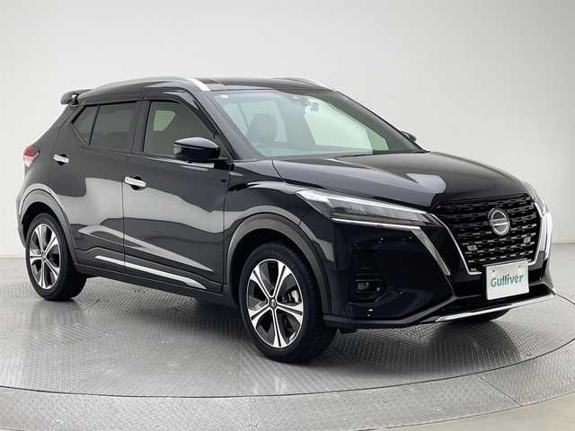 日産 キックス X 兵庫県 2023(令5)年 1.8万km ピュアブラック 純正SDナビ/（フルセグ/CD/DVD/SD/Bluetooth）/アラウンドビューモニター/ビルトインETC/純正前方ドライブレコーダー/ハーフレザーシート/シートヒーター（D/N席）/ステアリングヒーター/インテリジェントルームミラー/ルーフレール/プロパイロット/エマージェンシーブレーキ/ACC/LKA/PCK/コーナーセンサー/純正マット・バイザー/LEDヘッドライト/LEDフォグ/オートハイビーム/純正17インチアルミホイール/エアロ（リアスポイラー）