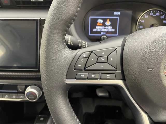 日産 キックス X 兵庫県 2023(令5)年 1.8万km ピュアブラック 純正SDナビ/（フルセグ/CD/DVD/SD/Bluetooth）/アラウンドビューモニター/ビルトインETC/純正前方ドライブレコーダー/ハーフレザーシート/シートヒーター（D/N席）/ステアリングヒーター/インテリジェントルームミラー/ルーフレール/プロパイロット/エマージェンシーブレーキ/ACC/LKA/PCK/コーナーセンサー/純正マット・バイザー/LEDヘッドライト/LEDフォグ/オートハイビーム/純正17インチアルミホイール/エアロ（リアスポイラー）