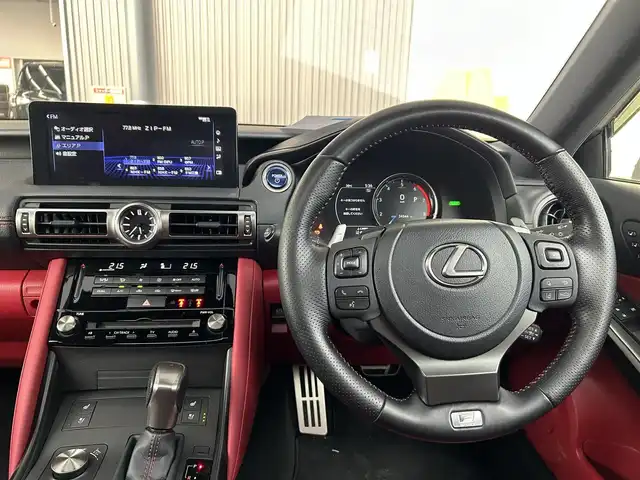 レクサス ＩＳ 300h Fスポーツ 愛知県 2021(令3)年 3.5万km ホワイトノーヴァガラスフレーク 純正10型ナビ(フルセグ、CD、DVD、Bluetooth）/サンルーフ/オレンジキャリパー/三眼LEDヘッドライト/全方位カメラ/ETC2.0/ドラレコ前方/シートヒーター、エアシート（D+N)/ハンドルヒーター/BSM/ACC/赤革レザーシート/メモリ付きパワーシート（D+N)/社外アルミホイール（純正アルミ積込み）/ローダウン/パドルシフト/コーナーセンサー（前後）/衝突軽減ブレーキ/レーンキープアシスト/オートハイビーム/電子パーキング/オートホールド/オートライト/横滑り防止装置/純正フロアマット