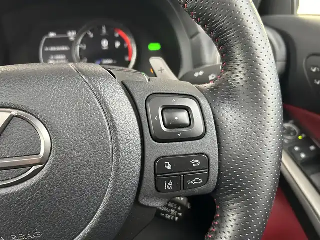 レクサス ＩＳ 300h Fスポーツ 愛知県 2021(令3)年 3.5万km ホワイトノーヴァガラスフレーク 純正10型ナビ(フルセグ、CD、DVD、Bluetooth）/サンルーフ/オレンジキャリパー/三眼LEDヘッドライト/全方位カメラ/ETC2.0/ドラレコ前方/シートヒーター、エアシート（D+N)/ハンドルヒーター/BSM/ACC/赤革レザーシート/メモリ付きパワーシート（D+N)/社外アルミホイール（純正アルミ積込み）/ローダウン/パドルシフト/コーナーセンサー（前後）/衝突軽減ブレーキ/レーンキープアシスト/オートハイビーム/電子パーキング/オートホールド/オートライト/横滑り防止装置/純正フロアマット