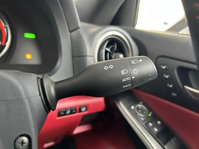 レクサス ＩＳ 300h Fスポーツ 愛知県 2021(令3)年 3.5万km ホワイトノーヴァガラスフレーク 純正10型ナビ(フルセグ、CD、DVD、Bluetooth）/サンルーフ/オレンジキャリパー/三眼LEDヘッドライト/全方位カメラ/ETC2.0/ドラレコ前方/シートヒーター、エアシート（D+N)/ハンドルヒーター/BSM/ACC/赤革レザーシート/メモリ付きパワーシート（D+N)/社外アルミホイール（純正アルミ積込み）/ローダウン/パドルシフト/コーナーセンサー（前後）/衝突軽減ブレーキ/レーンキープアシスト/オートハイビーム/電子パーキング/オートホールド/オートライト/横滑り防止装置/純正フロアマット