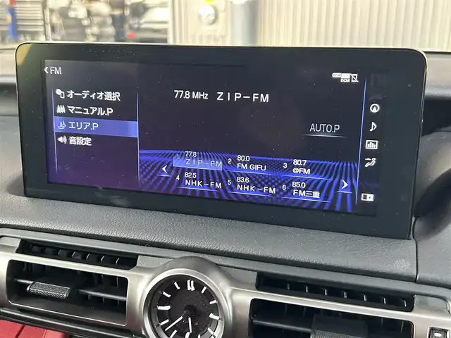 レクサス ＩＳ 300h Fスポーツ 愛知県 2021(令3)年 3.5万km ホワイトノーヴァガラスフレーク 純正10型ナビ(フルセグ、CD、DVD、Bluetooth）/サンルーフ/オレンジキャリパー/三眼LEDヘッドライト/全方位カメラ/ETC2.0/ドラレコ前方/シートヒーター、エアシート（D+N)/ハンドルヒーター/BSM/ACC/赤革レザーシート/メモリ付きパワーシート（D+N)/社外アルミホイール（純正アルミ積込み）/ローダウン/パドルシフト/コーナーセンサー（前後）/衝突軽減ブレーキ/レーンキープアシスト/オートハイビーム/電子パーキング/オートホールド/オートライト/横滑り防止装置/純正フロアマット