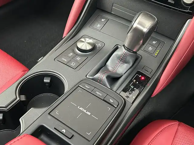 レクサス ＩＳ 300h Fスポーツ 愛知県 2021(令3)年 3.5万km ホワイトノーヴァガラスフレーク 純正10型ナビ(フルセグ、CD、DVD、Bluetooth）/サンルーフ/オレンジキャリパー/三眼LEDヘッドライト/全方位カメラ/ETC2.0/ドラレコ前方/シートヒーター、エアシート（D+N)/ハンドルヒーター/BSM/ACC/赤革レザーシート/メモリ付きパワーシート（D+N)/社外アルミホイール（純正アルミ積込み）/ローダウン/パドルシフト/コーナーセンサー（前後）/衝突軽減ブレーキ/レーンキープアシスト/オートハイビーム/電子パーキング/オートホールド/オートライト/横滑り防止装置/純正フロアマット