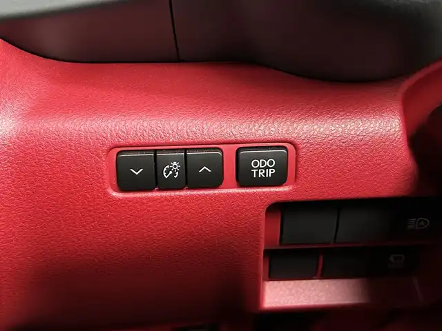 レクサス ＩＳ 300h Fスポーツ 愛知県 2021(令3)年 3.5万km ホワイトノーヴァガラスフレーク 純正10型ナビ(フルセグ、CD、DVD、Bluetooth）/サンルーフ/オレンジキャリパー/三眼LEDヘッドライト/全方位カメラ/ETC2.0/ドラレコ前方/シートヒーター、エアシート（D+N)/ハンドルヒーター/BSM/ACC/赤革レザーシート/メモリ付きパワーシート（D+N)/社外アルミホイール（純正アルミ積込み）/ローダウン/パドルシフト/コーナーセンサー（前後）/衝突軽減ブレーキ/レーンキープアシスト/オートハイビーム/電子パーキング/オートホールド/オートライト/横滑り防止装置/純正フロアマット