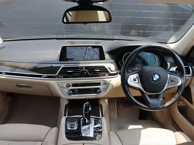ＢＭＷ ７５０ｉ 宮城県 2016(平28)年 3.6万km グレー デザインピュアエクセレンスパッケージ/レーザーヘッドライト/サンルーフ/純正ナビＴＶ/・ＣＤ・ＤＶＤ・ＵＳＢ・ＢＴ・スクリーンミラーリング/インテリジェントセーフティ/アダプティブクルーズコントロール/エアサスペンション/イージークローザー/ハーマンカードンサウンド/左右メモリー機能付きパワーシート/・左右ベンチレーション・マッサージ機能/全席シートヒーター/ヘッドアップディスプレイ/オートリアサンシェード/アンビエントライト/ミラー一体型ＥＴＣ/３６０℃カメラ/パーキングアシスト/ドライビングモードスイッチ/ワイヤレス充電/オートブレーキホールド/オートハイビーム/カラーコード：C26　マゼラングレー